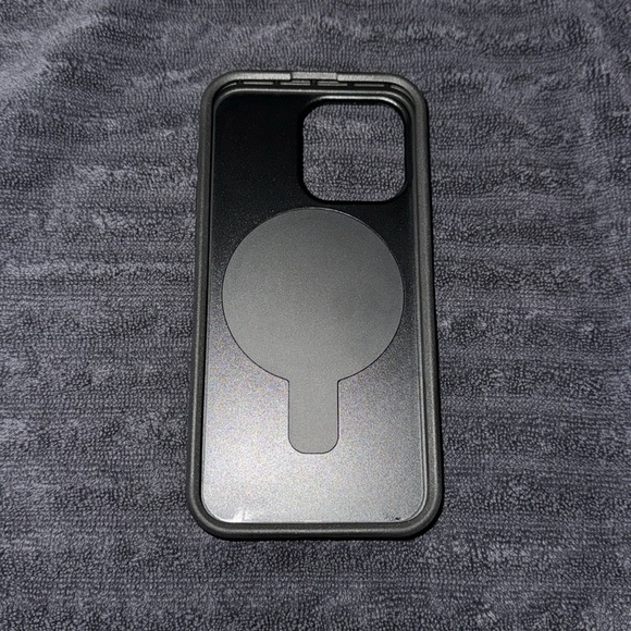 iPhone 15 Pro Max OtterBox with OtterGrip - Picture 2 of 2